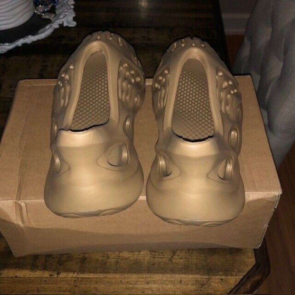 NIB ADIDAS MEN'S YEEZY FOAM RUNNER DESERT SAND SIZE 9 STYLE GW3354 SOLD OUT! - Picture 8 of 13